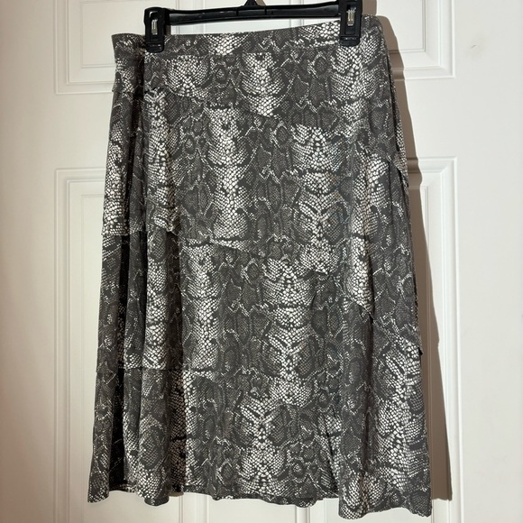 ❤️2/$15 or 3/$21❤️ INC Grey Snakeskin Print Tiered Skirt, Size XL - Picture 1 of 9